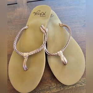 Roxy flip flops. Size 8 (?)